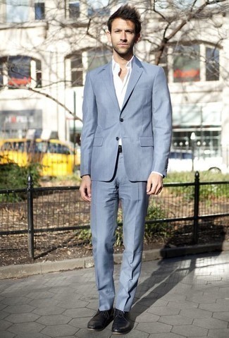 Leder Derby Schuhe kombinieren – 500+ Elegante Herren Outfits warm Wetter: Entscheiden Sie sich für einen hellblauen Anzug und ein weißes Businesshemd, um vor Klasse und Perfektion zu strotzen. Warum kombinieren Sie Ihr Outfit für einen legereren Auftritt nicht mal mit Leder Derby Schuhen?