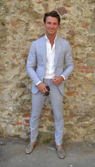30 Jährige: Hellblauen Anzug kombinieren – 100 Elegante Herren Outfits: Paaren Sie einen hellblauen Anzug mit einem weißen Businesshemd, um vor Klasse und Perfektion zu strotzen. Wählen Sie die legere Option mit grauen Wildleder Slippern mit Quasten.