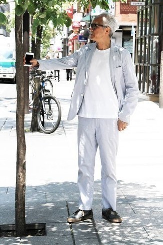 60 Jährige: Dunkelblaue niedrige Sneakers kombinieren – 10 Sommer Herren Outfits: Kombinieren Sie einen hellblauen Anzug mit einem weißen T-Shirt mit einem Rundhalsausschnitt für Ihren Bürojob. Fühlen Sie sich mutig? Entscheiden Sie sich für dunkelblauen niedrige Sneakers. Ein toller Sommer-Look.