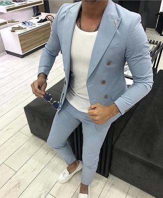 Hellblauen Anzug kombinieren – 70 Smart-Casual Herren Outfits warm Wetter: Kombinieren Sie einen hellblauen Anzug mit einem weißen T-Shirt mit einem Rundhalsausschnitt, um einen modischen Freizeitlook zu kreieren. Fühlen Sie sich mutig? Wählen Sie weißen Leder Slipper mit Quasten.