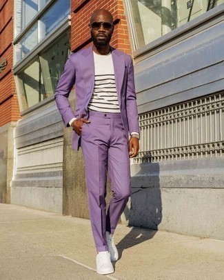 Violetten Anzug kombinieren – 5 Smart-Casual Herren Outfits warm Wetter: Kombinieren Sie einen violetten Anzug mit einem weißen horizontal gestreiften Langarmshirt, um einen eleganten, aber nicht zu festlichen Look zu kreieren. Fühlen Sie sich mutig? Komplettieren Sie Ihr Outfit mit weißen Segeltuch niedrigen Sneakers.