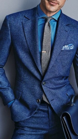 blauer Wollanzug, blaues Jeanshemd, blaue Leder Aktentasche, graue Wollkrawatte für Herren