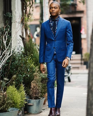 blauer Anzug, blaues Jeanshemd, dunkelrote Chelsea-Stiefel aus Leder, dunkelblaue Krawatte für Herren