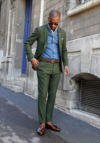 Bandana kombinieren – 79 Elegante Herren Outfits: Erwägen Sie das Tragen von einem olivgrünen Anzug und einem Bandana für ein sonntägliches Mittagessen mit Freunden. Wählen Sie braunen Leder Slipper mit Quasten, um Ihr Modebewusstsein zu zeigen.