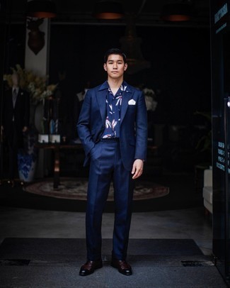 30 Jährige: Dunkelblauen Anzug kombinieren – 1200+ Herren Outfits: Vereinigen Sie einen dunkelblauen Anzug mit einem dunkelblauen bedruckten Kurzarmhemd für Ihren Bürojob. Fühlen Sie sich ideenreich? Wählen Sie dunkelroten Leder Derby Schuhe.