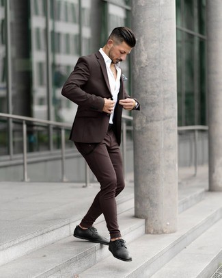 Schwarze Leder Derby Schuhe kombinieren – 500+ Elegante Herren Outfits: Erwägen Sie das Tragen von einem dunkelbraunen Anzug und einem weißen Kurzarmhemd, um vor Klasse und Perfektion zu strotzen. Fühlen Sie sich ideenreich? Ergänzen Sie Ihr Outfit mit schwarzen Leder Derby Schuhen.