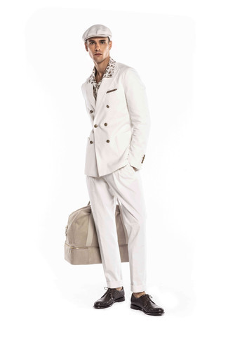 Braune geflochtene Leder Derby Schuhe kombinieren – 16 Herren Outfits: Die modische Kombination aus einem weißen Anzug und einem weißen Kurzarmhemd mit Blumenmuster ist perfekt für einen Tag im Büro. Fühlen Sie sich mutig? Ergänzen Sie Ihr Outfit mit braunen geflochtenen Leder Derby Schuhen.