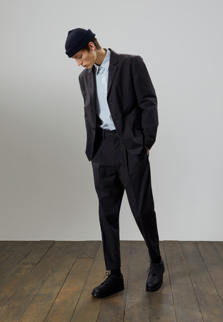 Schwarze klobige Leder Derby Schuhe kombinieren – 238 Herren Outfits: Entscheiden Sie sich für einen schwarzen Anzug und ein hellblaues Kurzarmhemd, um vor Klasse und Perfektion zu strotzen. Fügen Sie schwarzen klobigen Leder Derby Schuhe für ein unmittelbares Style-Upgrade zu Ihrem Look hinzu.