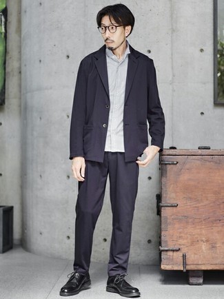 Graues Kurzarmhemd kombinieren – 126 Smart-Casual Herren Outfits: Paaren Sie ein graues Kurzarmhemd mit einem dunkelblauen Anzug, um einen modischen Freizeitlook zu kreieren. Fühlen Sie sich ideenreich? Wählen Sie schwarzen Leder Derby Schuhe.