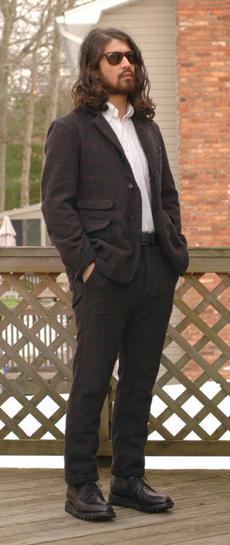 dunkelbrauner Wollanzug mit Karomuster, weißes Kurzarmhemd, dunkelbraune Leder Derby Schuhe, schwarzer Ledergürtel für Herren