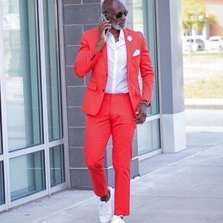 Roten Anzug kombinieren – 125 Herren Outfits: Etwas Einfaches wie die Wahl von einem roten Anzug und einem weißen Kurzarmhemd kann Sie von der Menge abheben. Fühlen Sie sich ideenreich? Vervollständigen Sie Ihr Outfit mit weißen Segeltuch niedrigen Sneakers.