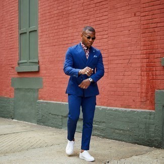20 Jährige: Welche niedrige Sneakers mit blauen Anzuges zu tragen – 59 Smart-Casual Herren Outfits: Vereinigen Sie einen blauen Anzug mit einem weißen und roten bedruckten Kurzarmhemd für einen für die Arbeit geeigneten Look. Wenn Sie nicht durch und durch formal auftreten möchten, wählen Sie niedrige Sneakers.