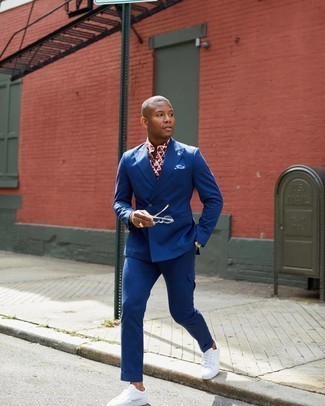 Blauen Anzug kombinieren – 1200+ Herren Outfits: Kombinieren Sie einen blauen Anzug mit einem weißen und roten bedruckten Kurzarmhemd für Drinks nach der Arbeit. Weiße Segeltuch niedrige Sneakers verleihen einem klassischen Look eine neue Dimension.