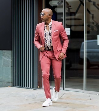 Rosa Anzug kombinieren – 55 Herren Outfits: Erwägen Sie das Tragen von einem rosa Anzug und einem hellbeige bedruckten Kurzarmhemd für Ihren Bürojob. Fühlen Sie sich ideenreich? Wählen Sie weißen und dunkelblauen Segeltuch niedrige Sneakers.