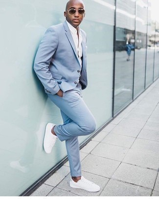 Rotbraune Sonnenbrille kombinieren – 500+ Smart-Casual Sommer Herren Outfits: Kombinieren Sie einen hellblauen Anzug mit einer rotbraunen Sonnenbrille für ein Alltagsoutfit, das Charakter und Persönlichkeit ausstrahlt. Weiße Segeltuch niedrige Sneakers sind eine gute Wahl, um dieses Outfit zu vervollständigen. Mehr braucht ein Sommer-Outfit nicht!