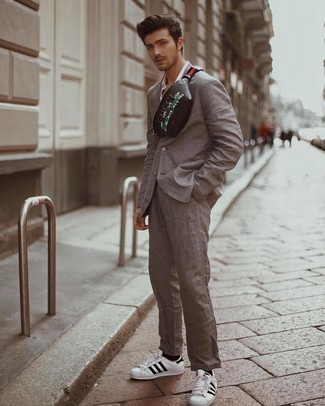 Grauen Leinen Anzug kombinieren – 11 Herren Outfits: Entscheiden Sie sich für einen klassischen Stil in einem grauen Leinen Anzug und einem weißen Kurzarmhemd. Weiße und schwarze Leder niedrige Sneakers leihen Originalität zu einem klassischen Look.