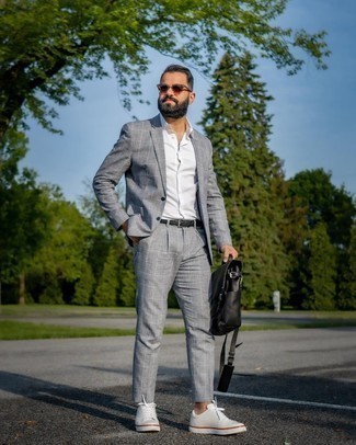 Schwarzen Ledergürtel kombinieren – 500+ Herren Outfits: Kombinieren Sie einen grauen Anzug mit Karomuster mit einem schwarzen Ledergürtel für ein großartiges Wochenend-Outfit. Dieses Outfit passt hervorragend zusammen mit weißen Segeltuch niedrigen Sneakers.