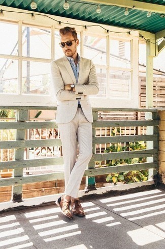 Chambray Kurzarmhemd kombinieren – 4 Elegante Herren Outfits: Kombinieren Sie ein Chambray Kurzarmhemd mit einem hellbeige Anzug für einen stilvollen, eleganten Look. Braune Leder Oxford Schuhe bringen Eleganz zu einem ansonsten schlichten Look.
