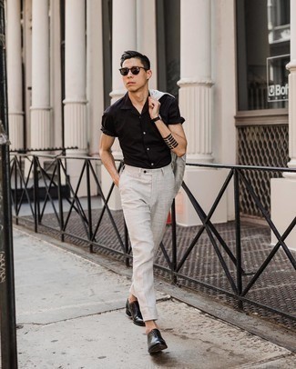 Leder Oxford Schuhe kombinieren – 500+ Sommer Herren Outfits: Kombinieren Sie einen grauen Leinen Anzug mit einem schwarzen Kurzarmhemd für einen stilvollen, eleganten Look. Fühlen Sie sich ideenreich? Vervollständigen Sie Ihr Outfit mit Leder Oxford Schuhen. Dieses Outfit  ist für den Sommer einfach genial.
