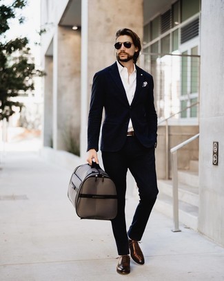 Braune Segeltuch Reisetasche kombinieren – 17 Herren Outfits: Tragen Sie einen dunkelblauen Anzug und eine braune Segeltuch Reisetasche für ein sonntägliches Mittagessen mit Freunden. Wählen Sie dunkelbraunen Leder Oxford Schuhe, um Ihr Modebewusstsein zu zeigen.