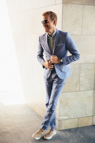 Hellblauen Anzug kombinieren – 205 Herren Outfits warm Wetter: Erwägen Sie das Tragen von einem hellblauen Anzug und einem hellblauen Chambray Kurzarmhemd für einen stilvollen, eleganten Look. Wenn Sie nicht durch und durch formal auftreten möchten, ergänzen Sie Ihr Outfit mit beige Slip-On Sneakers aus Segeltuch.