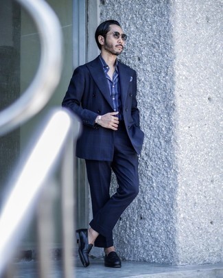 Dunkelgraue Sonnenbrille kombinieren – 500+ Herren Outfits: Kombinieren Sie einen dunkelblauen Anzug mit Karomuster mit einer dunkelgrauen Sonnenbrille für einen bequemen Alltags-Look. Setzen Sie bei den Schuhen auf die klassische Variante mit schwarzen Leder Slippern.