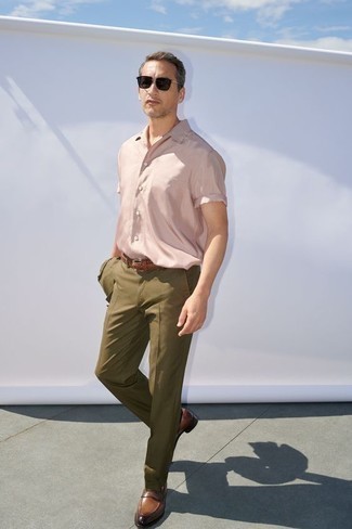Braune Leder Slipper kombinieren – 1200+ Herren Outfits: Kombinieren Sie einen olivgrünen Anzug mit einem rosa Kurzarmhemd für einen stilvollen, eleganten Look. Entscheiden Sie sich für braunen Leder Slipper, um Ihr Modebewusstsein zu zeigen.