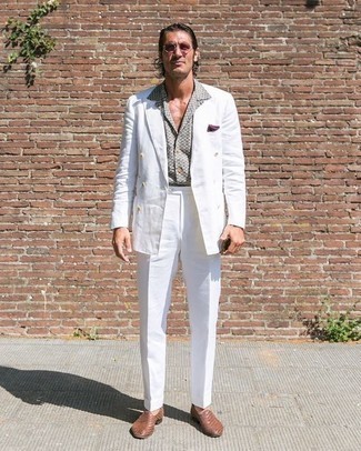 Rosa Sonnenbrille kombinieren – 94 Herren Outfits: Kombinieren Sie einen weißen Anzug mit einer rosa Sonnenbrille für ein sonntägliches Mittagessen mit Freunden. Fügen Sie braunen geflochtenen Leder Slipper für ein unmittelbares Style-Upgrade zu Ihrem Look hinzu.