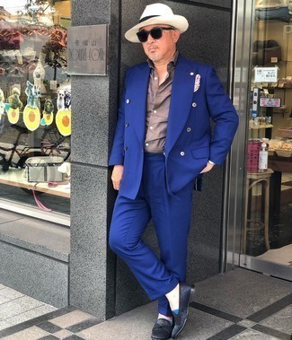 Dunkelblaue Segeltuch Slipper kombinieren – 44 Herren Outfits: Paaren Sie einen blauen Anzug mit einem braunen Leinen Kurzarmhemd für einen stilvollen, eleganten Look. Entscheiden Sie sich für dunkelblauen Segeltuch Slipper, um Ihr Modebewusstsein zu zeigen.
