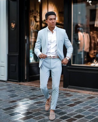 20 Jährige: Beige Slipper kombinieren – 16 Elegante Sommer Herren Outfits: Kombinieren Sie einen hellblauen Anzug mit einem weißen Kurzarmhemd für eine klassischen und verfeinerte Silhouette. Fühlen Sie sich mutig? Ergänzen Sie Ihr Outfit mit beige Slippern. Schon mal so einen coolen Sommer-Outfit gesehen?