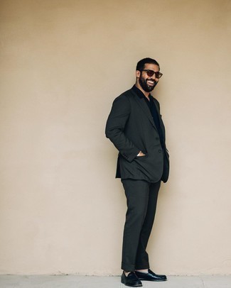 Dunkelblaue Leder Slipper kombinieren – 343 Herren Outfits: Kombinieren Sie einen dunkelgrünen Anzug mit einem dunkelblauen Kurzarmhemd für einen stilvollen, eleganten Look. Setzen Sie bei den Schuhen auf die klassische Variante mit dunkelblauen Leder Slippern.