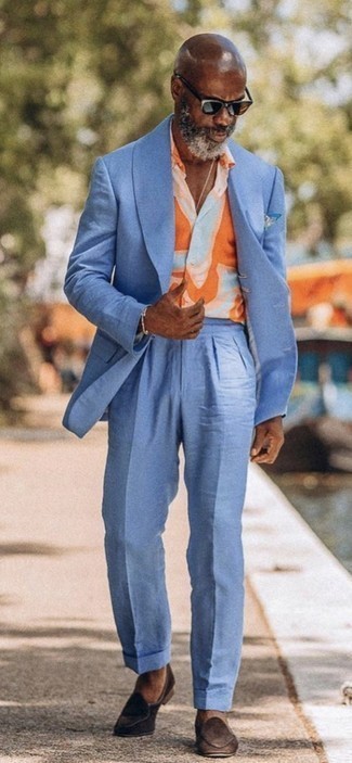 Hellbeige Armband kombinieren – 223 Herren Outfits: Kombinieren Sie einen hellblauen Anzug mit einem hellbeige Armband für ein großartiges Wochenend-Outfit. Fühlen Sie sich ideenreich? Ergänzen Sie Ihr Outfit mit dunkelbraunen Wildleder Slippern.