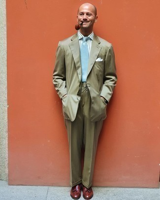 Elegante Outfits Herren 2024: Erwägen Sie das Tragen von einem olivgrünen Anzug und einem weißen und grünen vertikal gestreiften Kurzarmhemd, um einen eleganten, aber nicht zu festlichen Look zu kreieren. Fühlen Sie sich mutig? Komplettieren Sie Ihr Outfit mit braunen Leder Slippern mit Quasten.
