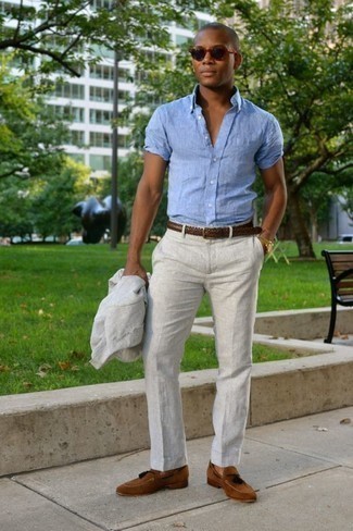 Hellblaues Kurzarmhemd kombinieren – 500+ Herren Outfits: Kombinieren Sie ein hellblaues Kurzarmhemd mit einem weißen Anzug, um vor Klasse und Perfektion zu strotzen. Fühlen Sie sich mutig? Komplettieren Sie Ihr Outfit mit braunen Wildleder Slippern mit Quasten.