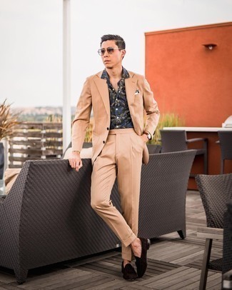 Welche Kurzarmhemden mit brauner Slipper zu tragen – 422 Herren Outfits: Kombinieren Sie ein Kurzarmhemd mit einem beige Anzug für Drinks nach der Arbeit. Vervollständigen Sie Ihr Outfit mit braunen Slippern, um Ihr Modebewusstsein zu zeigen.