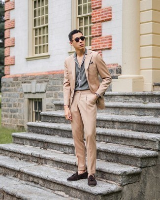 Wie Slipper mit Quasten mit Anzuges zu kombinieren – 500+ Elegante Herren Outfits warm Wetter: Paaren Sie einen Anzug mit einem grauen Kurzarmhemd, um vor Klasse und Perfektion zu strotzen. Wählen Sie Slipper mit Quasten, um Ihr Modebewusstsein zu zeigen.