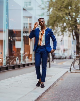 Blauen Anzug kombinieren – 1200+ Herren Outfits: Kombinieren Sie einen blauen Anzug mit einem mehrfarbigen vertikal gestreiften Kurzarmhemd, wenn Sie einen gepflegten und stylischen Look wollen. Schalten Sie Ihren Kleidungsbestienmodus an und machen dunkelbraunen Wildleder Slipper mit Quasten zu Ihrer Schuhwerkwahl.