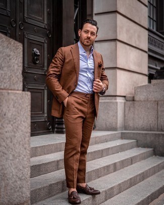 Dunkelbraunen Anzug kombinieren – 972+ Herren Outfits: Tragen Sie einen dunkelbraunen Anzug und ein hellblaues Kurzarmhemd, um vor Klasse und Perfektion zu strotzen. Dunkelbraune geflochtene Leder Slipper mit Quasten bringen Eleganz zu einem ansonsten schlichten Look.