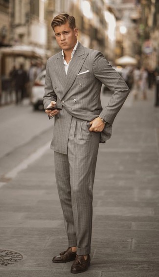 Wie Slipper mit Quasten mit Anzuges zu kombinieren – 112 Smart-Casual Herren Outfits: Ein Anzug und ein weißes Kurzarmhemd sind eine großartige Outfit-Formel für Ihre Sammlung. Ergänzen Sie Ihr Outfit mit Slippern mit Quasten, um Ihr Modebewusstsein zu zeigen.