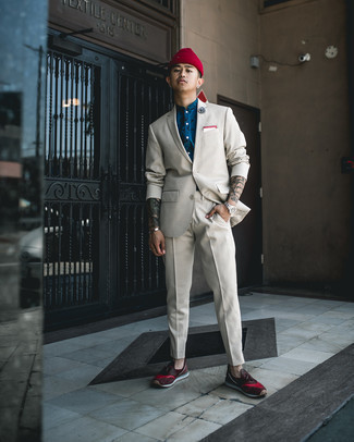 Rote und weiße Sportschuhe kombinieren – 112 Herren Outfits: Kombinieren Sie einen grauen Anzug mit einem dunkelblauen bedruckten Kurzarmhemd für Ihren Bürojob. Wenn Sie nicht durch und durch formal auftreten möchten, ergänzen Sie Ihr Outfit mit roten und weißen Sportschuhen.