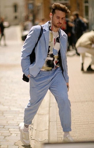 Beige Sportschuhe kombinieren – 500+ Herren Outfits: Die Paarung aus einem hellblauen Anzug und einem weißen bedruckten Kurzarmhemd ist eine perfekte Wahl für einen Tag im Büro. Suchen Sie nach leichtem Schuhwerk? Entscheiden Sie sich für beige Sportschuhe für den Tag.