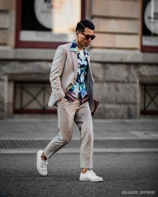 Hellblaues Kurzarmhemd kombinieren – 207 Smart-Casual Herren Outfits: Entscheiden Sie sich für ein hellblaues Kurzarmhemd und einen hellbeige Anzug für Drinks nach der Arbeit. Suchen Sie nach leichtem Schuhwerk? Komplettieren Sie Ihr Outfit mit weißen Segeltuch niedrigen Sneakers für den Tag.