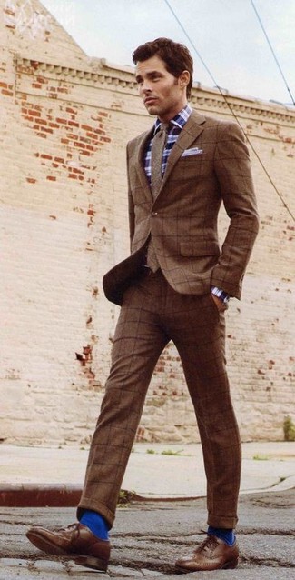 James Marsden trägt brauner Wollanzug mit Karomuster, dunkelblaues und weißes Langarmhemd mit Schottenmuster, braune Leder Brogues, braune Wollkrawatte