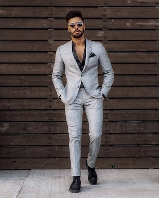 Silberne Sonnenbrille kombinieren – 500+ Herren Outfits: Kombinieren Sie einen grauen Anzug mit einer silbernen Sonnenbrille, um mühelos alles zu meistern, was auch immer der Tag bringen mag. Fühlen Sie sich ideenreich? Entscheiden Sie sich für schwarzen Chelsea Boots aus Wildleder.
