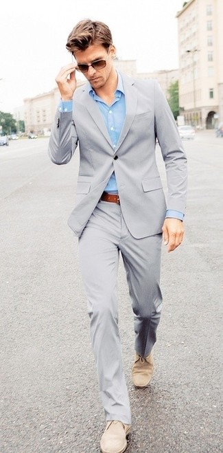 Beige Chukka-Stiefel aus Wildleder kombinieren – 231 Smart-Casual Herren Outfits: Vereinigen Sie einen grauen Anzug mit einem hellblauen Langarmhemd für einen stilvollen, eleganten Look. Wenn Sie nicht durch und durch formal auftreten möchten, ergänzen Sie Ihr Outfit mit beige Chukka-Stiefeln aus Wildleder.