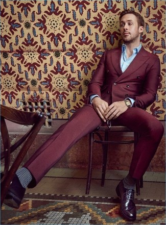 Ryan Gosling trägt dunkelroter Anzug, hellblaues Langarmhemd, dunkellila Leder Derby Schuhe, goldene Uhr