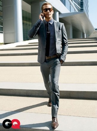 Paul Walker trägt grauer Anzug, weißes und dunkelblaues Langarmhemd mit Vichy-Muster, dunkelbraune Leder Derby Schuhe, schwarze Krawatte