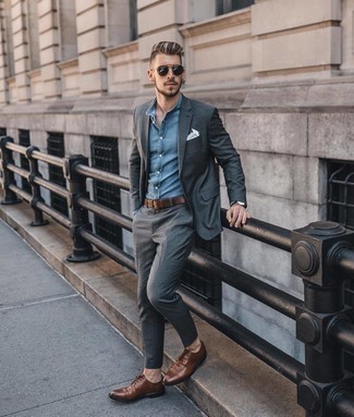 Wie Langarmhemd mit Anzuges zu kombinieren – 184 Elegante Herren Outfits warm Wetter: Kombinieren Sie einen Anzug mit einem Langarmhemd für eine klassischen und verfeinerte Silhouette. Braune Leder Derby Schuhe fügen sich nahtlos in einer Vielzahl von Outfits ein.