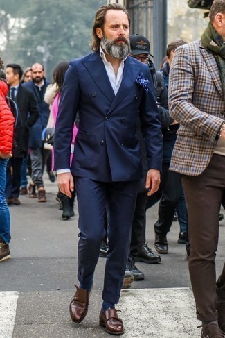 40 Jährige: Dunkelblauen Anzug kombinieren – 171 Elegante Herren Outfits: Tragen Sie einen dunkelblauen Anzug und ein weißes Langarmhemd für eine klassischen und verfeinerte Silhouette. Braune Doppelmonks aus Leder fügen sich nahtlos in einer Vielzahl von Outfits ein.