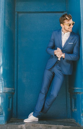 Dunkelblaue Lederuhr kombinieren – 411 Herren Outfits: Tragen Sie einen blauen Anzug und eine dunkelblaue Lederuhr, um mühelos alles zu meistern, was auch immer der Tag bringen mag. Weiße Leinenschuhe sind eine großartige Wahl, um dieses Outfit zu vervollständigen.
